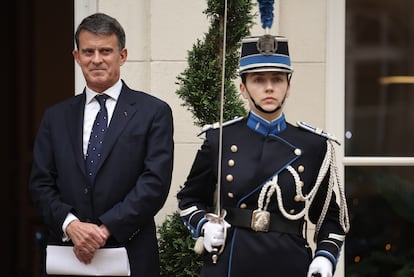 Manuel Valls, nuevo ministro francs de Ultramar, asiste a la ceremonia de traspaso de poderes este martes en Pars.