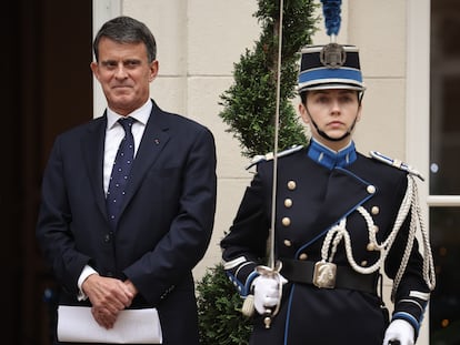 Manuel Valls, nuevo ministro francés de Ultramar, asiste a la ceremonia de traspaso de poderes este martes en París.