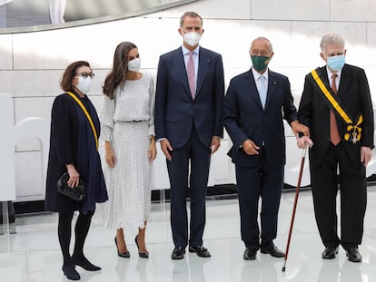 De izquierda a derecha, Carlota Botton, los Reyes, Marcelo Rebelo de Sousa y Mauricio Botton, esta tarde durante la inauguración del Botton-Champalimaud Pancreatic Cancer Centre en Lisboa.