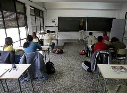 Un grupo de alumnos de tercero de ESO sigue una clase en un colegio de Vitoria.
