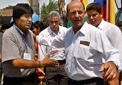 El vicepresidente cubano, Carlos Lage (derecha), se despide del líder de la oposición indigenista boliviana, Evo Morales, ayer en Santa Cruz.