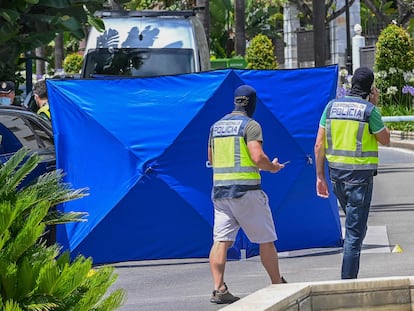 Varios policías en la zona donde fue acribillado a tiros un hombre el pasado junio en Marbella.