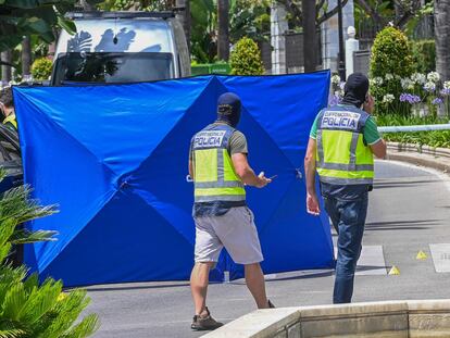 Dos policías junto al lugar de Marbella donde fue asesinado a tiros un hombre el pasado junio.