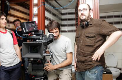 Borja Cobeaga (derecha) durante el rodaje de su última película <i>No controles</i>, en Bilbao.