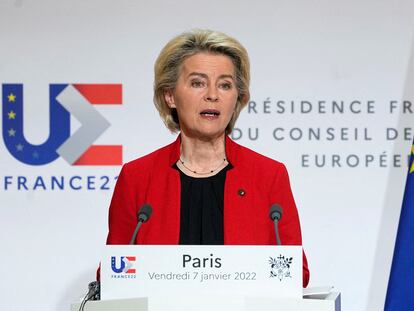 La presidenta de la Comisión Europea, Ursula von der Leyen, se dirige a los medios tras un encuentro en el Palacio del Elíseo, el pasado 7 de enero.