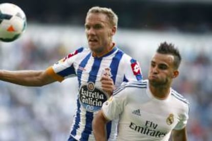 El defensa del Deportivo de la Coruña Diego Seoane (i) y el delantero del Real Madrid Jesé Rodríguez, durante el partido de la LXVIII edición del Trofeo Teresa Herrera. EFE/Archivo