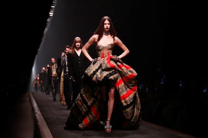 Desfile de la colección otoño-invierno de Versace, el 28 de febrero durante la semana de la moda de Milán.