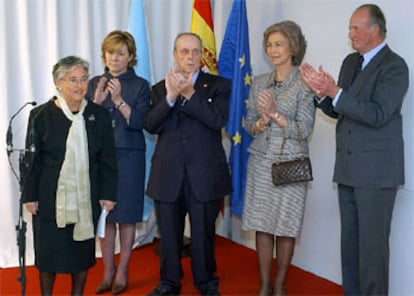 Los Reyes, acompañados por Fraga y Del Castillo, aplauden la intervención de la viuda de Gonzalo Torrente Ballester.