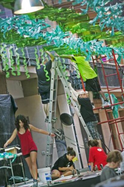 Preparativos para las fiestas del barrio de Sants.