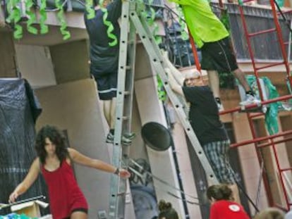 Preparativos para las fiestas del barrio de Sants.