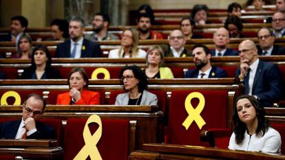 La l&iacute;der de Ciutadans, In&eacute;s Arrimadas (d), la secretaria general de ERC, Marta Rovira (i), junto a varios esca&ntilde;os vacios adornados con lazos amarillos en solidaridad con los diputados encarcelados y huidos en Bruselas, durante el pleno de constituci&oacute;n para dar inicio a la XII legislatura.