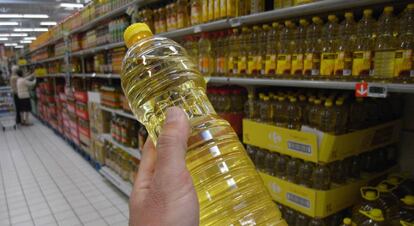 Botellas de aceite de girasol, en un supermercado de Madrid.