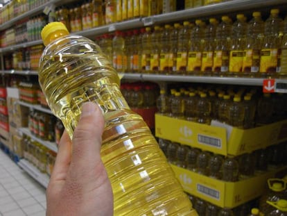 Botellas de aceite de girasol, en un supermercado de Madrid.