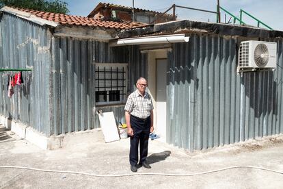 Germán Cuesta posa frente a su casa, una de las primeras que se levantaron en la Cañada Real.