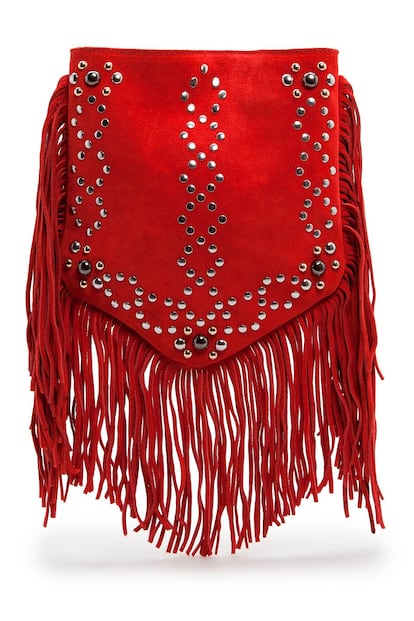 Bolso western de piel con flecos y tachuelas, está disponible en nude, negro y rojo. De Mango (19,99 euros).