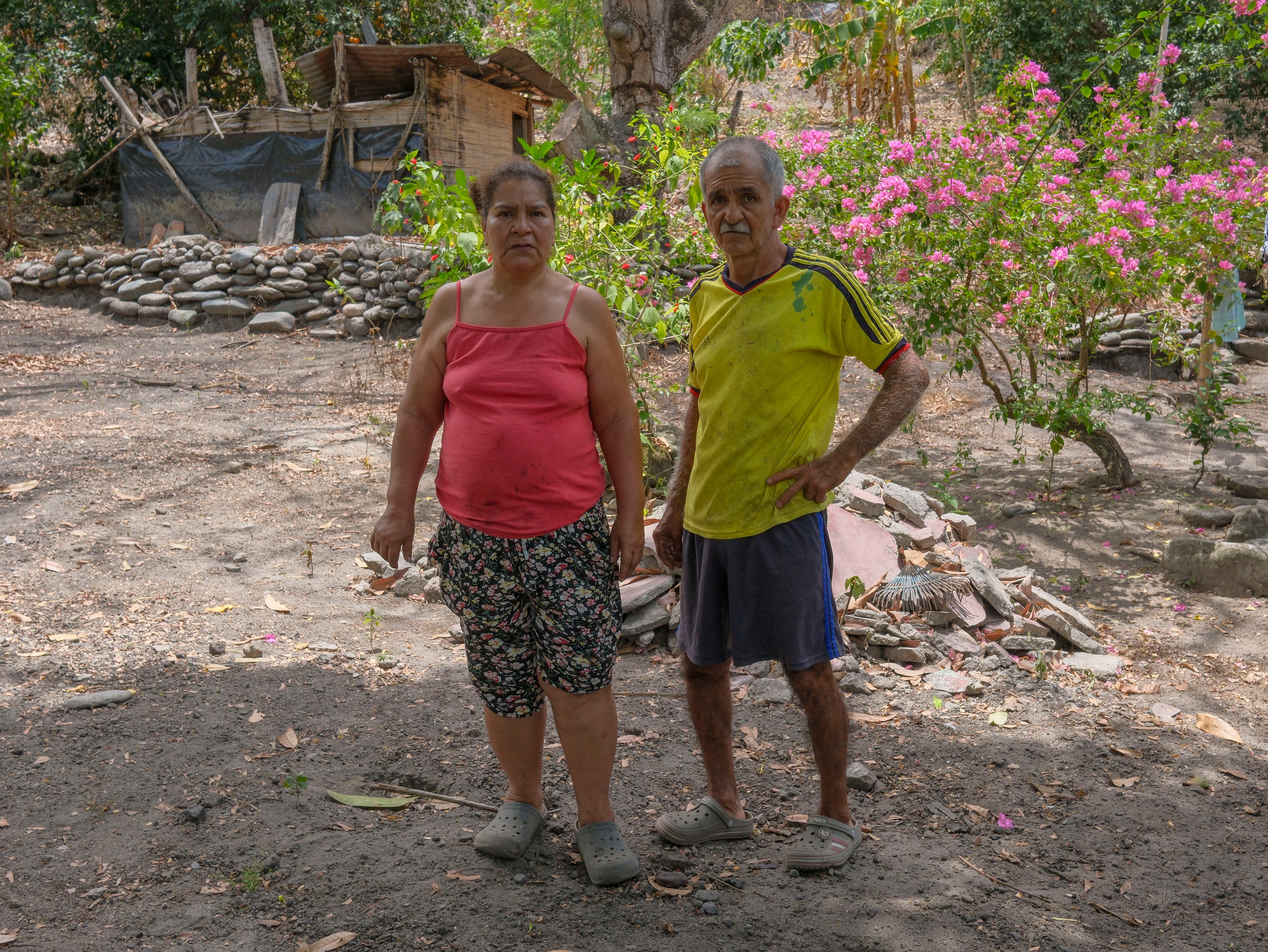 Constantín y María Chavarro, habitantes de una vereda de Gualanday, Tolima, lograron evitar que las llamas alcanzaran su vivienda durante los incendios forestales ocurridos en la zona, el 27 de agosto de 2026.