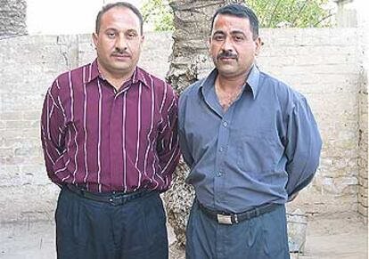 Ámer Manhal (izquierda) y Mohamed Abu Hamed, en el patio de la casa de Manhal en Bagdad.