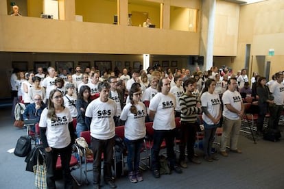 Els manifestants, al ple del Consell de Menorca.