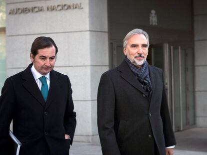 Juan Asúa (d), asesor del actual presidente del BBVA, a su llegada a la Audiencia Nacional hoy en Madrid.