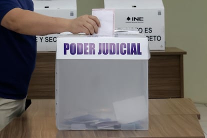 Personal de la Junta Local del INE de Puebla realiza un simulacro de las elecciones del Poder Judicial, el 22 de mayo.