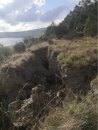Grietas en el terreno en la zona de Castro da Uz, junto al lago de As Pontes.