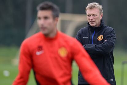 David Moyes observa a Van Persie, durante el entrenamiento del United.