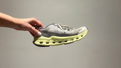 Zapatillas para caminar sobre una pared gris.