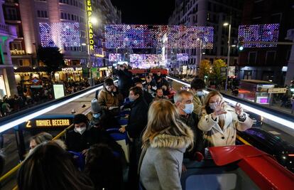 El alcalde de Madrid, José Luis Martínez-Almeida, ha viajado este viernes a bordo del autobús navideño después de haber participado en el encendido en Plaza de España y presionado el botón que ilumina los 21 distritos de Madrid.