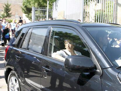 Victor Manuel de Saboya de 69 años, sentado en el asiento trasero de su coche, a la salida de la prisión.
