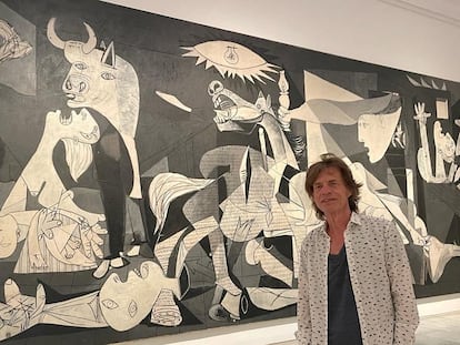 Mick Jagger, fotografiado frente al 'Guernica', en una visita a Madrid en 2022.