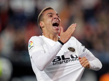 Rodrigo celebra la clasificación del Valencia para las semifinales de Copa tras marcarle tres goles al Getafe.