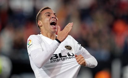 Rodrigo celebra la clasificación del Valencia para las semifinales de Copa tras marcarle tres goles al Getafe.