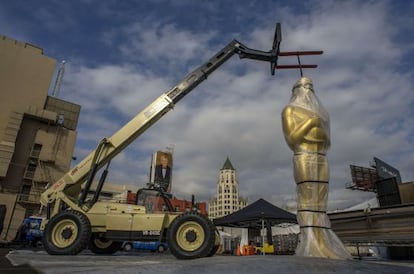 Uma das estátuas dos Oscars na porta do Dolby Theater.