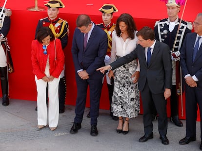 Margarita Robles, Alberto Núñez Feijóo, la presidenta del Parlamento regional, Eugenia Carballedo, y el alcalde de Madrid, José Luis Martínez Almeida, esta mañana, en la fiestas del Dos de Mayo en Madrid.