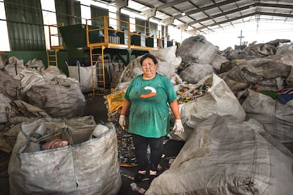 Alessandra Morais, 47, no galpão paralisado de uma cooperativa de reciclagem em Poá, São Paulo.