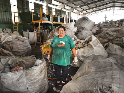 Alessandra Morais, 47, no galpão paralisado de uma cooperativa de reciclagem em Poá, São Paulo.