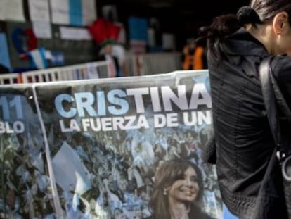 Una partidaria de Cristina a las puertas del hospital.