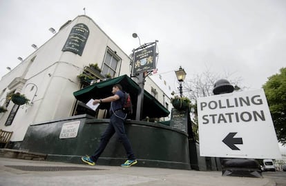 Britânico chega ao colégio eleitoral para votar, nesta quinta-feira.