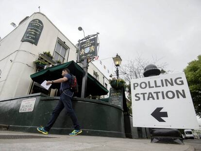 Britânico chega ao colégio eleitoral para votar, nesta quinta-feira.