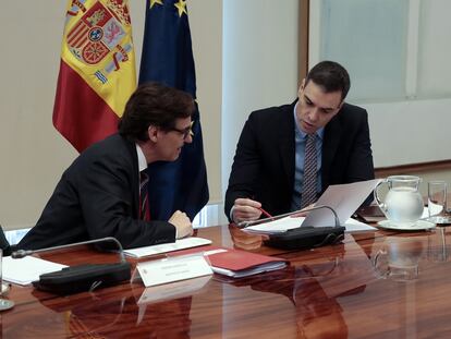 El presidente del Gobierno, Pedro Sánchez, conversa con el ministro de Sanidad, Salvador Illa, durante la videoconferencia de presidentes autonómicos tras haber anunciado una nueva prórroga del estado de alarma.