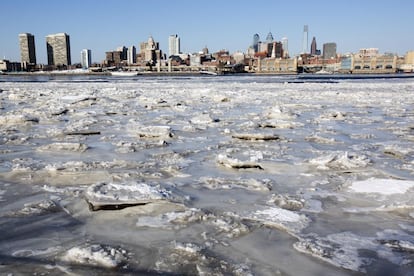 Acumulación de hielo por las bajas temperaturas en el río Delaware, en Filadelfia. Según el servicio meteorológico nacional, las masas de aire Ártico podrían sumir a algunas zonas en niveles de congelación desconocidos desde los años noventa.