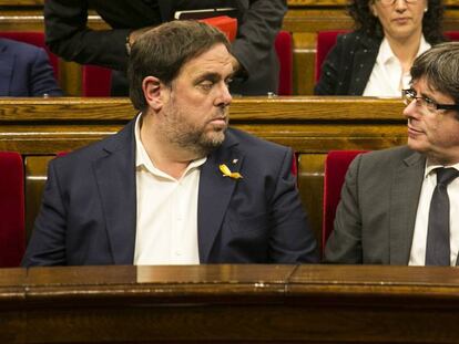 Oriol Junqueras i Carles Puigdemont, en el Parlament el passat octubre.