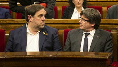 Oriol Junqueras i Carles Puigdemont, en el Parlament el passat octubre.