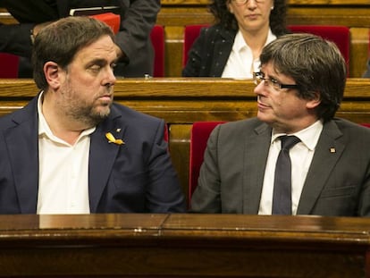 Oriol Junqueras y Carles Puigdemont, en el Parlament el pasado octubre.