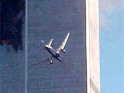 El segundo de los aviones se dirige hacia una de las Torres Gemelas de Nueva Yorck.