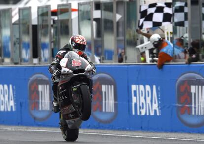 Johann Zarco, en la l&iacute;nea de meta de Misano.