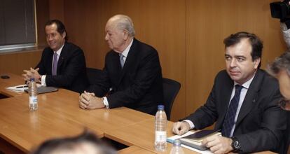 Los directivos de Banesco y Banco Etcheverr&iacute;a durante la reuni&oacute;n de esta tarde. 