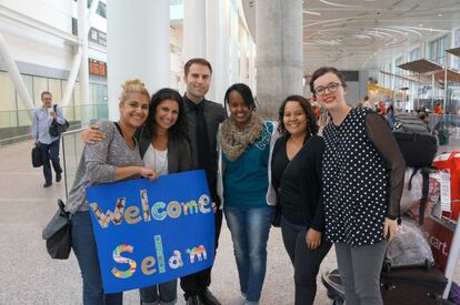 Selam Andemichael con sus patrocinadores en el aeropuerto de Toronto.