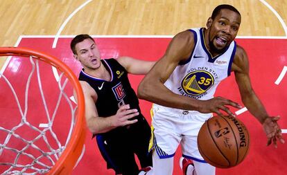 Kevin Durant supera a Gallinari.