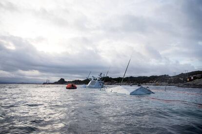 La fragata noruega 'KNM Helge Ingstad' casi hundida en el norte de Bergen.